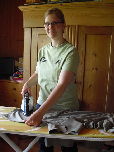 Versierte Hauswirtschafterin: Lina Keirath beim Bügeln | Foto: oh