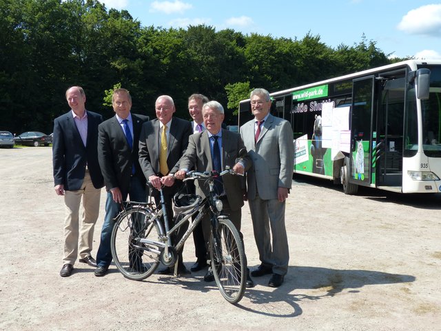 Eröffnung der Freizeitbussaison (v. li.): Hans Heinrich Höper (Naturpark Lüneburger Heide), Josef Röttgers (Samtgemeinde Gellersen), Joachim Bordt, (Landrat des Landkreises Harburg), Manfred Ostermann (Landrat des Heidekreises), Thomas Völsch (Bezirksamtsleiter Hamburg Harburg) und Dietmar Stadie (Regionalpark Rosengarten) | Foto: oh