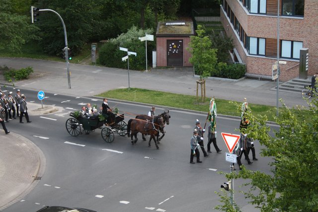 Schützenkönig Jürgen "der Zielstrebige" wurde in der Kutsche gefahren - die Königskette ist einfach zu schwer, um sie kilometerweit zu tragen