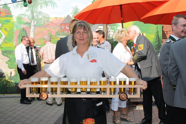 Beim Schützenfest darf ein kühles Pils nicht fehlen - Gabi hatte alles im Griff