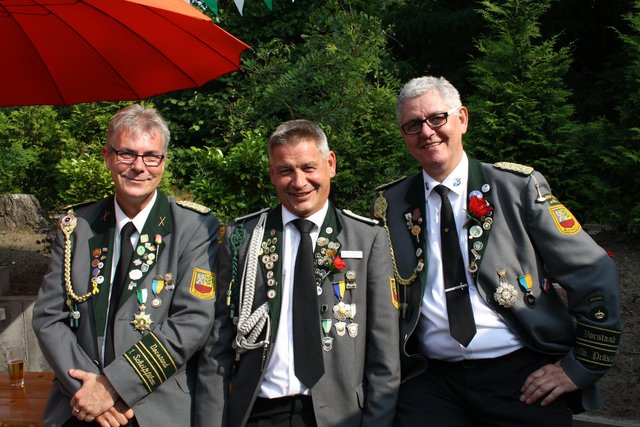 Gute Laune im Biergarten (v. li.): Schriftführer Mike Oswald, Adjutant Wilfried Klingenberg und Uwe Meins, stv. Präsident