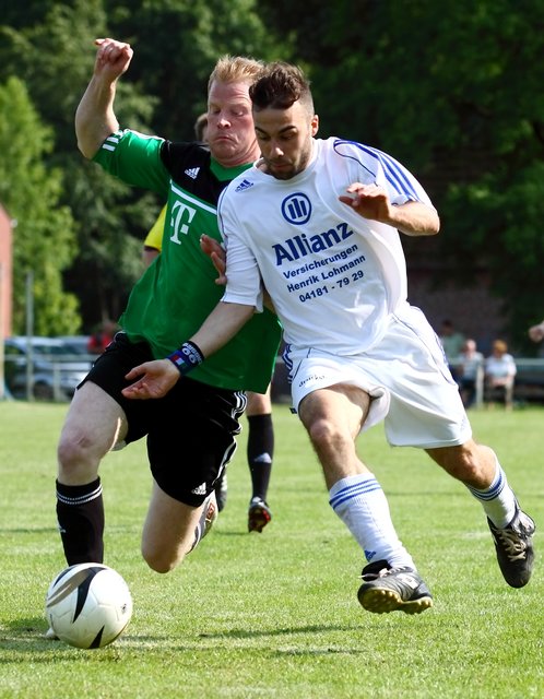 Spannende Zweikämpfe lieferten sich im Finale der Estetaler Phil Schröder (li.) und Luigi Avavello (re.) vom TSV Heidenau