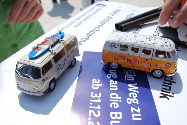 Auf den Mini-VW-Bussen unterschrieben die Teilnehmer der Grundsteinlegung