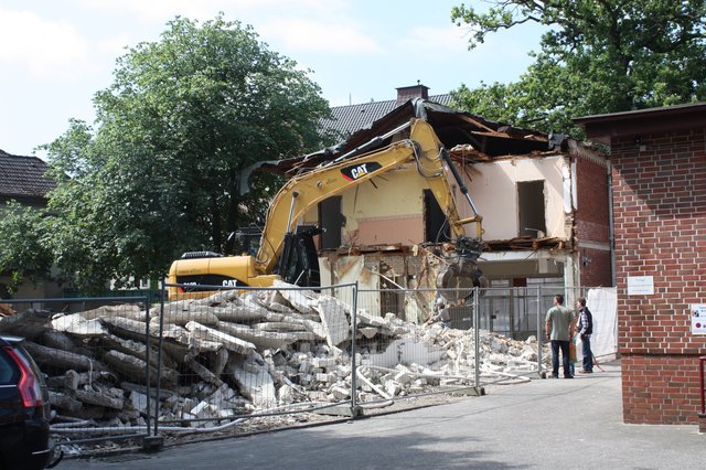 Am Montag hatte sich der Bagger schon ein ganzes Stück Richtung Neue Straße "durchgefressen"