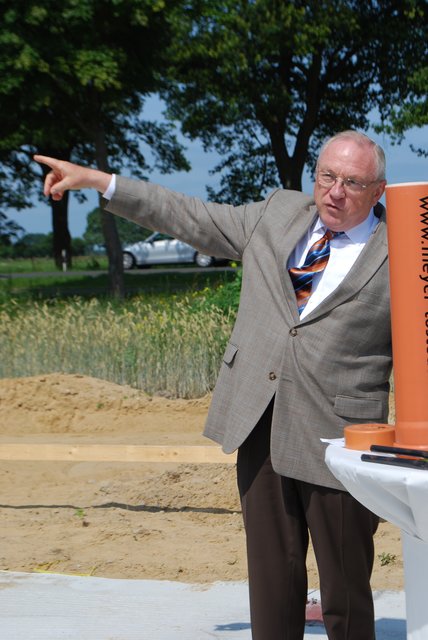 Samtgemeinde-Bürgermeister Dirk Bostelmann zeigt in die Richtung, in der das Gewerbegebiet an der B75 wächst
