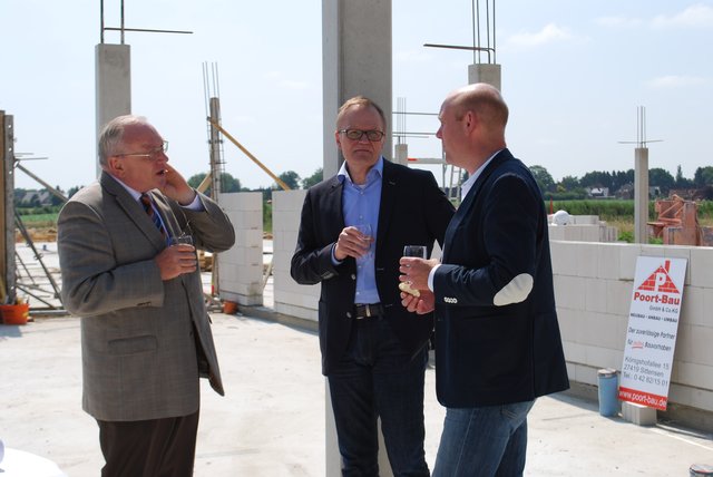 Samtgemeinde-Bürgermeister Dirk Bostelmann (li.) im Gespräch mit den Vorwerk-Geschäftsführern Klaus-Dieter Ehlen (Mi.) und Torben Kleinfeldt