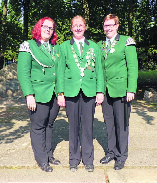 Tostedts Damenkönigin Monja Niemann (Mi.) mit ihren Begleiterinnen Jasmin Krüger (li.) und Katharina Matthies | Foto: oh