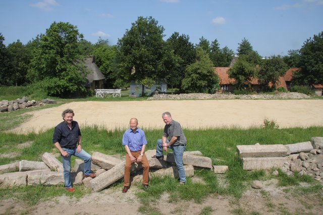Können kaum erwarten, dass der Aufbau des Hallenhauses endlich losgeht: Jens Wilke, Rainer Kröger und Hans-Wilhelm Glüsen