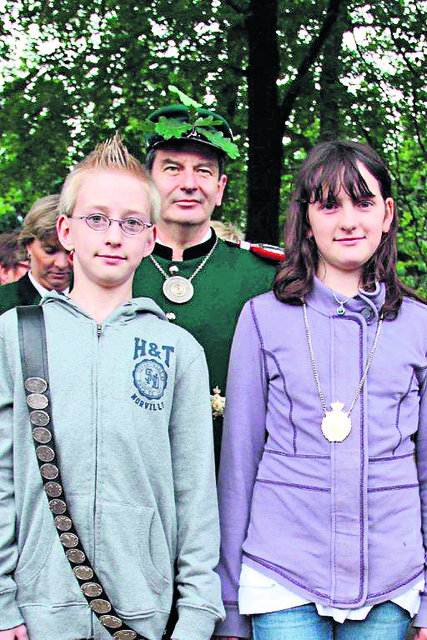 Das Kinderkönigspaar: Sophie Meyer und Kevin Kirste. Im Hintergrund Sophies stolzer Vater Wilhelm | Foto: oh