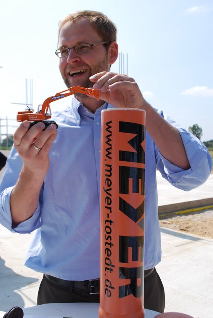 Arndt Weigel mit dem Mini-Vorwerk-Bagger
