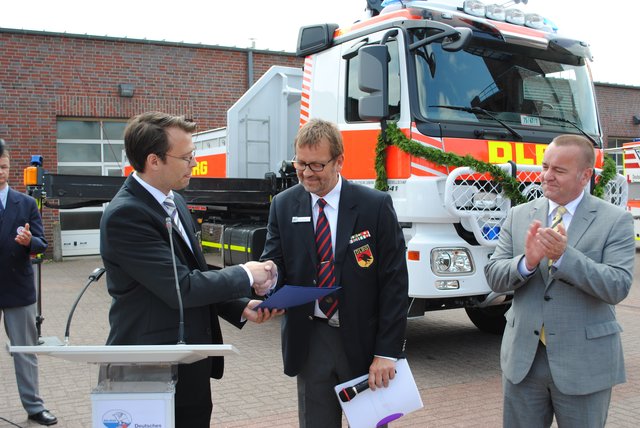 Rainer Bohmbach (Mi.) wurde für sein langjähriges Engagement für die DLRG mit der Medaille in Gold und Brillanten ausgezeichnet