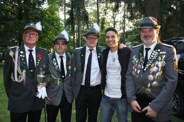 Bürgerkönig Konrad Meurer (2. v. re.) mit (v. li.) Schützenpräsident André Gibbe, 2. Jugendleiter Marvin Todt, 1. Jugendleiter Philipp Baumgarten und Niels Findeisen (Schießkommission)