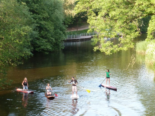 Stand-up-Paddling auf dem Burggraben