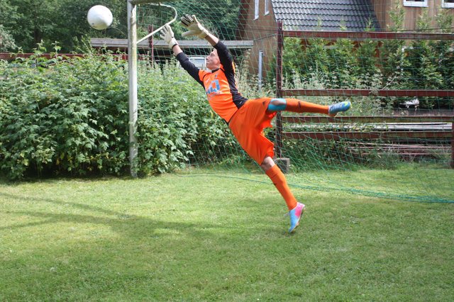 Flugeinlage: Tim Burgemeister trainiert im Garten des Elternhauses in Kakenstorf