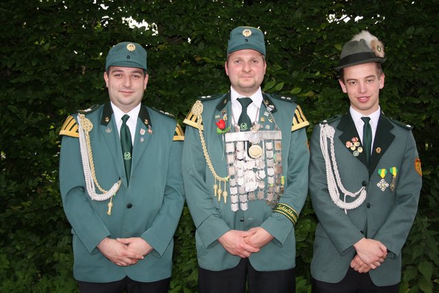 Landeskönig Gerrit Adorf (Mitte) mit seinen Adjutanten Mirko Maaß und Matthias Böttcher