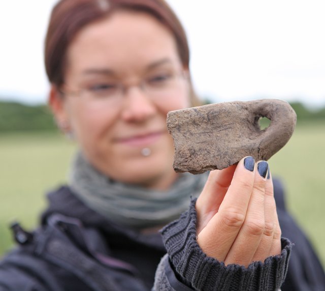 Ein unscheinbares Schmuckstück, eine Fibel aus dem 5. Jahrhundert, zeigt eindrucksvoll die Auswirkungen der Völkerwanderungszeit auf die Ausbreitung von Mode | Foto: Landkreis Stade / Christian Schmidt