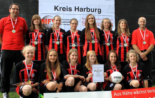 Das Double ist geschafft! Die C-Juniorinnen des TuS Fleestedt, die von Hendrik Lührs (li.) und Thomas Hartgen (re.) trainiert werden, holten den Bezirkstitel