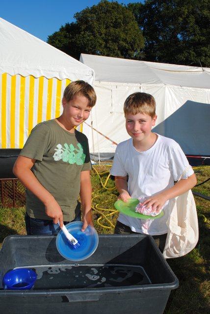 Erstmals beim Zeltlager dabei (v. li.): Elias Wiegard (10) und der gleichaltrige Sam-Xavier Niemeier