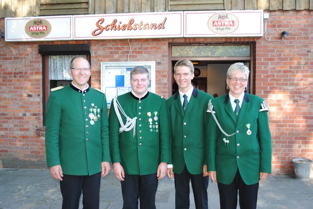 Glückwunsch für die erfolgreichen Tostedter Nachwuchs-Schützen (v. li.): Schützen-Vizepräsident Peter-Wilhelm Henkel, Jugendkönig Tim Heinze, Schülerkönig Marvin Sörensen und dessen Mutter Andrea