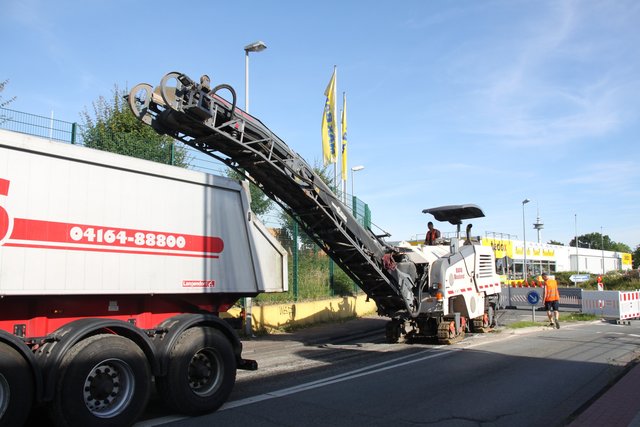 Baumaschinenführer Dirk Lindemann steuert die schwere Asphaltfräse