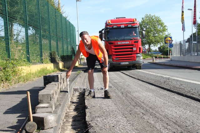 "Teile der Gosse werden erneuert"", sagt Vorarbeiter Ronny Brüger, der am Kantstein Maß nimmt