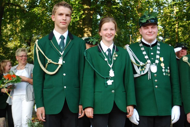 Die jungen Würdenträger bei der Proklamation (v. li.): Schülerkönig Marvin Sörensen, Jungschützenkönigin Alina John, „die Abräumerin", und Jungschützenkönig Tim Heinze,“der Glückliche“