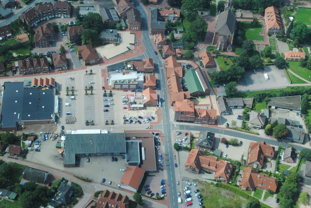 Die Luftbildaufnahme aus dem Jahr 2011 zeigt Harsefelds Ortsmitte mit dem großen Parkplatz | Foto: Günter Kachmann