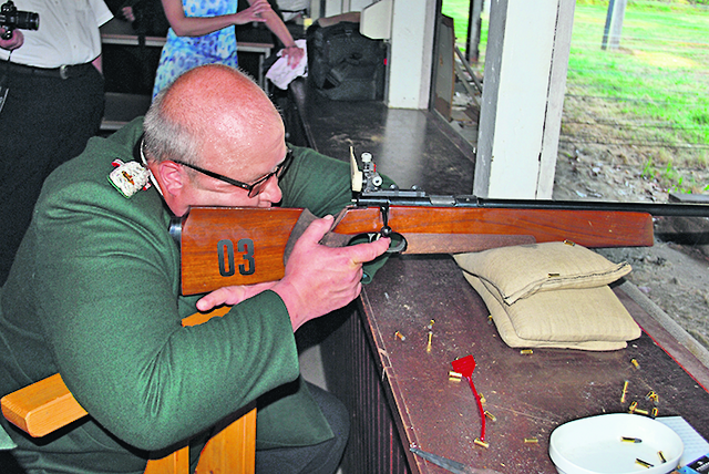 Detlef Lengning beim Anlegen auf den Vogel