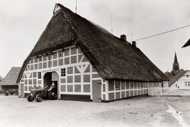 Die Hofstelle der Familie Tobaben im Jahr 1950. Das mit Reet bedeckte Fachwerkgebäude brannte Anfang der 60er Jahre ab | Foto: Archiv Verein Kloster- und Heimatgeschichte
