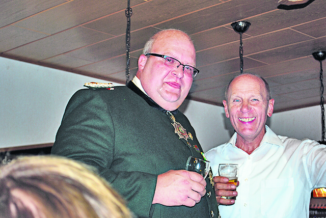 Stießen auf die Königswürde an: seine Majestät Detlef, "der Standfeste", und Wilhelm Kramer (re.)