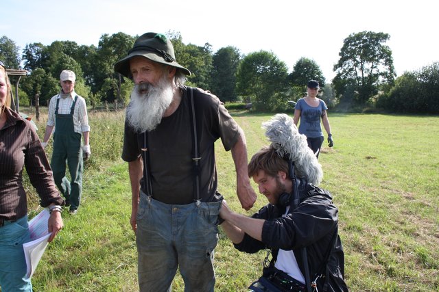 Tonexperte Felix Farkas bereitet Günter Garbers für die Aufnahmen vor