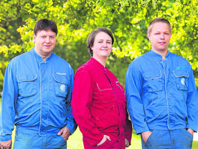 In der Werkstatt feiern AUDI-Kfz-Mechatronikerin Jennifer Siedler (5 Jahre), Kfz-Mechaniker Michael Haase (li., 35 Jahre) und Kfz-Mechatroniker Felix Heintzen (5 Jahre)  ihre Jubiläen | Foto: Hauke Gilbert, Jesteburg