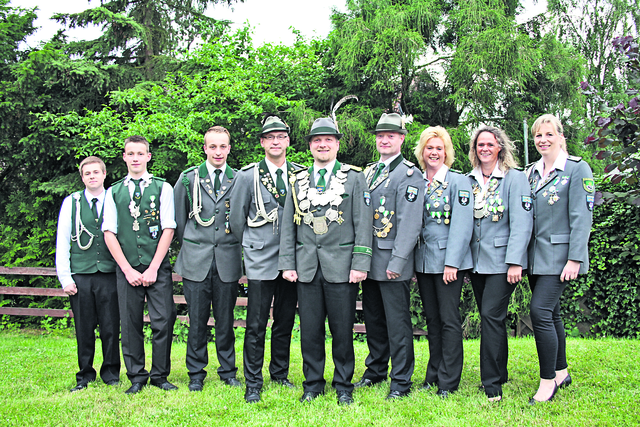 Die Ramelsloher Majestäten und ihre Adjutanten (v. li.): Niklas Grams, Jungschützenkönig Steffen Grahle, Phillip Geyer, Jörg Weichler, Schützenkönig Jan Henning Schröder, Matthias Sekerdick, Susanne Grahle, Damenkönigin Maren Greve und Stephanie Geyer