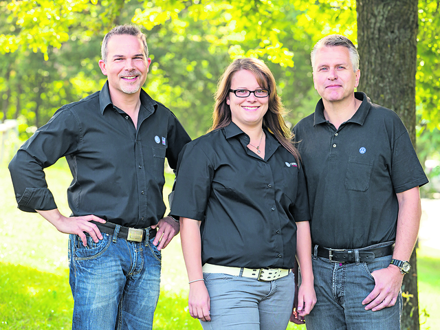 Logistiker Norman Karasek (15 Jahre), Fachkraft für Lagerlogistik,  Silvana Borchmann (5 Jahre) und Kfz-Mechaniker Uwe Versemann (30 Jahre)  feiern im Teiledienst ihre Jubiläen | Foto: Hauke Gilbert, Jesteburg