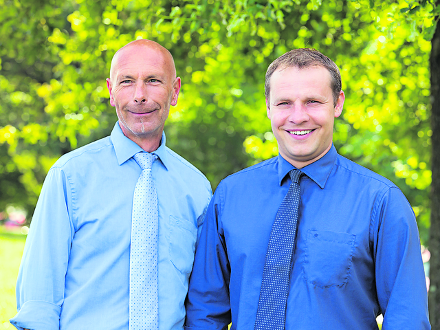 Im Kundendienst sind Matthias Burmeister (re.) und Marco Gräbe jeweils 20 Jahre dabei | Foto: Hauke Gilbert, Jesteburg