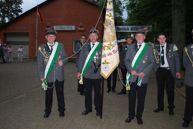 Die Fahnenträger (v. li.): Reinhard Engler, Wolfgang Merkens und Jörg Winkler