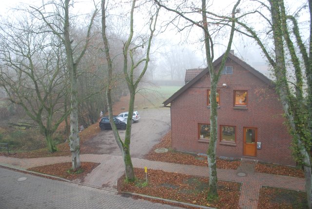 Die geplante Zufahrt neben dem Jugendzentrum - noch mit den beiden Linden