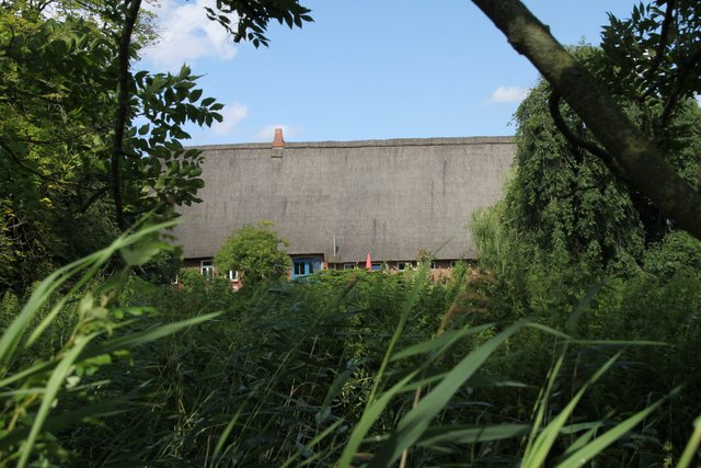 Das Haus liegt auf einer historischen Wurth