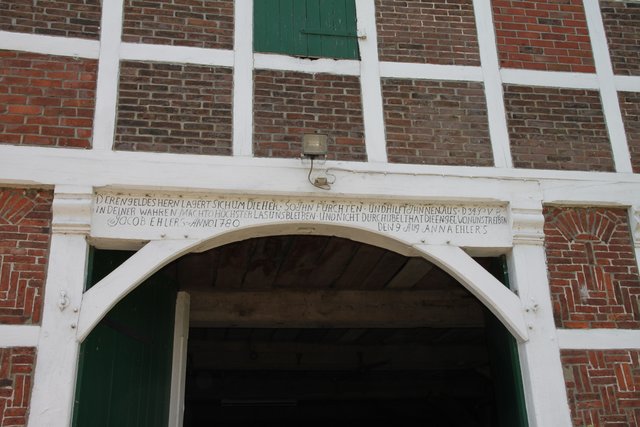 Laut Giebel-Inschrift wurde das Wohnhaus 1780 errichtet