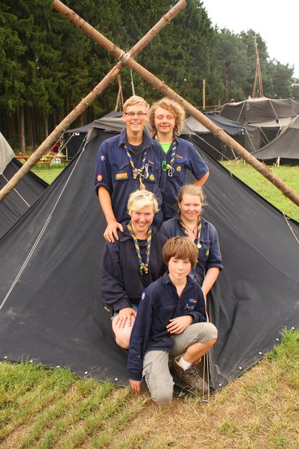 Im Lager des Buchholzer Stammes "Leviathan": Yannik (vorn), Swantje (li.), Hannah, Pascal (li.) und Johannes vor dem typischen Pfadfinderzelt, der Kohte