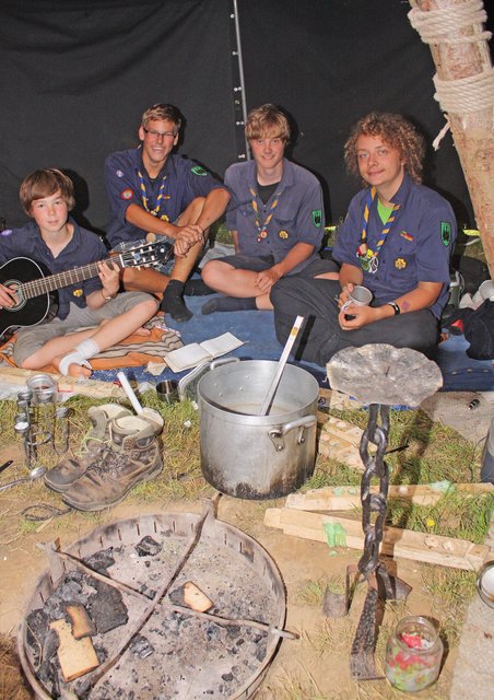 Zünftiges Lagerleben: Yannik, Pascal, Lasse und Johannes (v.li.)
