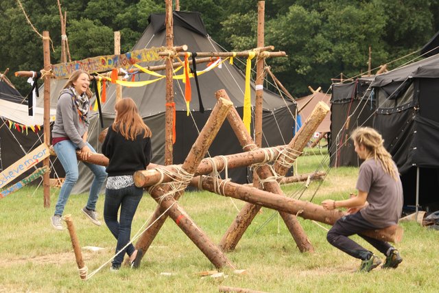 Riesenspaß auf der selbstgebauten Holzwippe
