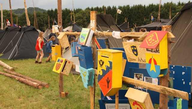 Täglich kommt die Post: Jede Gruppe hat einen Briefkasten aufgestellt