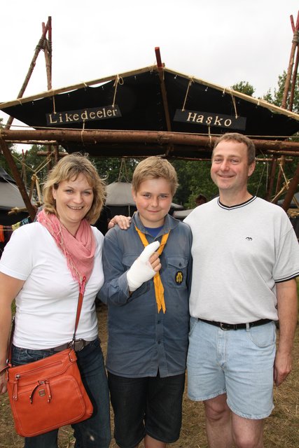 Niklas vom Stader Stamm "Hasko" wird von seinen Eltern Marc und Bianka Dietzsch früher aus dem Lager abgeholt. Aber nicht wegen der großen Schnittwunde am Finger. Die Familie geht noch auf Ostsee-Kreuzfahrt. Niklas wollte vorher unbedingt mit den Pfadfindern losfahren.