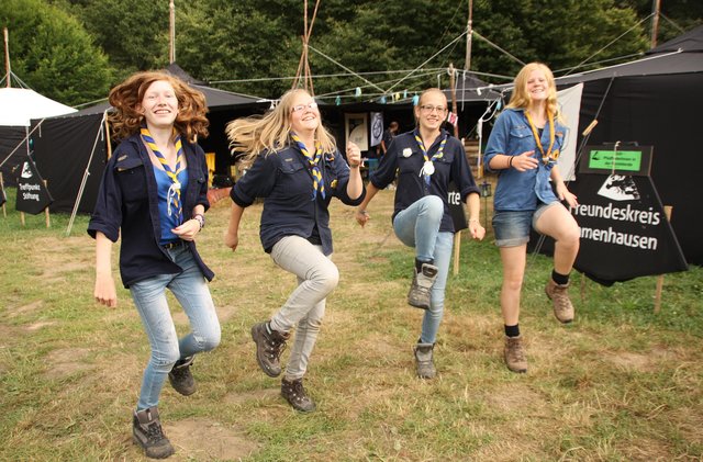 Sportlich, sportlich: Sofia, Sophie-Luise, Mira und Nina (v.li.) nehmen an einem Lagerspiel teil