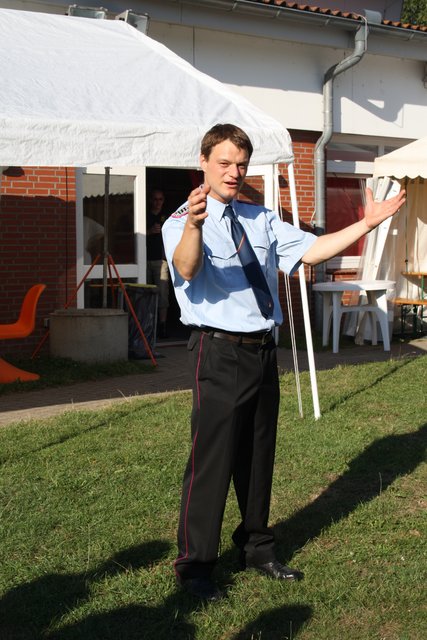 Björn Müller, Leiter der Jugendfeuerwehr, in Apensen begrüßt die Gäste