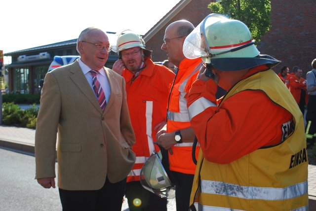 Samtgemeinde-Bürgermeister Dirk Bostelmann (li.), hier im Gespräch mit (v. li.): dem stv. Gemeindebrandmeister Carsten Bellmann, Ordnungsamtsleiter Dieter Hellberg und Einsatzleiter Joachim Vobienke, machte sich vor Ort ein Bild