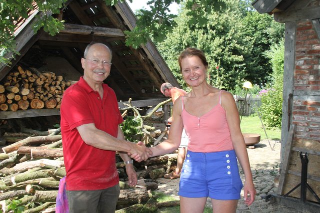 Gute Zusammenarbeit: Rainer Kröger vom "Verein bäuerliches Hauswesen Bliedersdorf" mit Eva Pfennig, Leiterin der Jugendbauhütte
