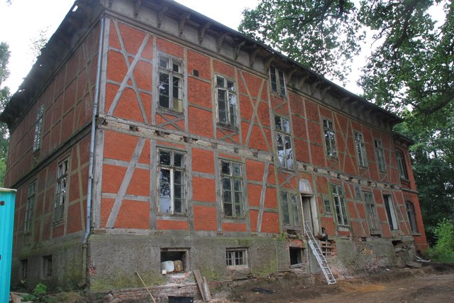 Als erstes wird die marode Westfassade saniert