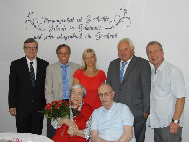 Doris und Gerhard Hirsch mit den Gratulanten (stehend v. li.): Pastor Michael Wabbel, Bürgermeister Wilfried Geiger, Kursana-Direktorin Andrea Buro, stv. Landrat Heiner Schönecke und Sohn Ulrich Hirsch | Foto: oh